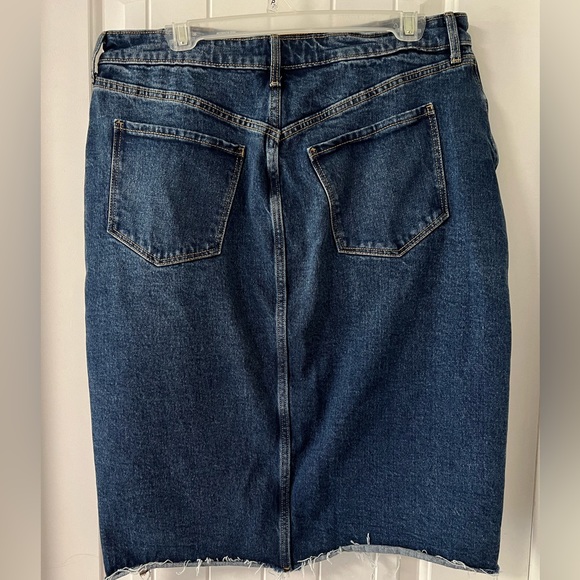 NWOT Old Navy Dark Wash Denim Skirt with Front Slit size 14 - Picture 3 of 4
